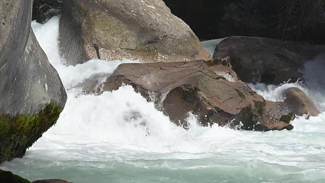 狂风暴雨的山河穿过峡谷视频素材