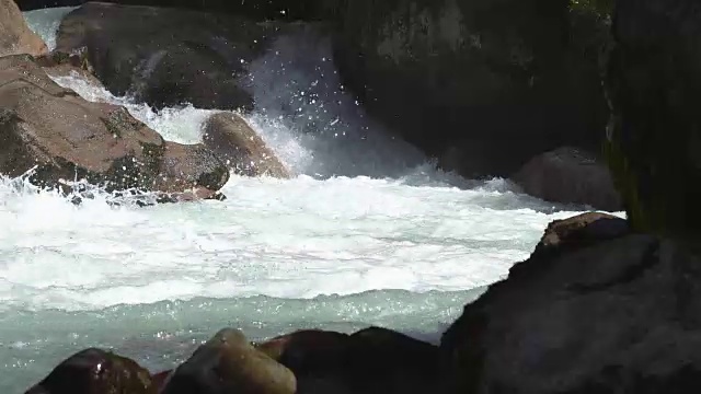 狂风暴雨的山河穿过峡谷视频素材