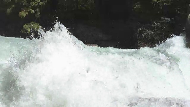 狂风暴雨的山河穿过峡谷视频素材