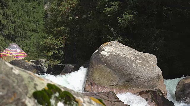 狂风暴雨的山河穿过峡谷视频素材