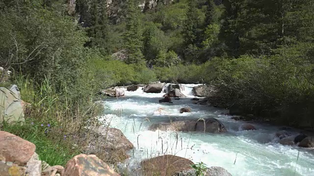 狂风暴雨的山河穿过峡谷视频素材