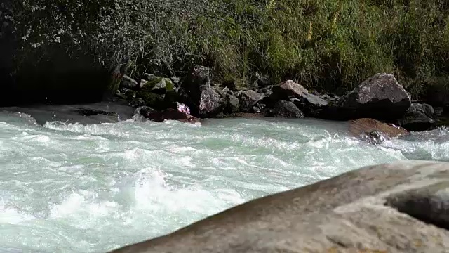 狂风暴雨的山河穿过峡谷视频素材