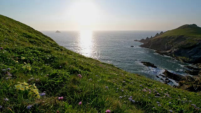 春天日落时的岩石海岸，英国康沃尔郡，瓦德布里奇，英国，欧洲视频素材