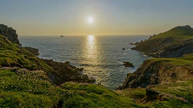 春天日落时的岩石海岸，英国康沃尔郡，瓦德布里奇，英国，欧洲视频素材