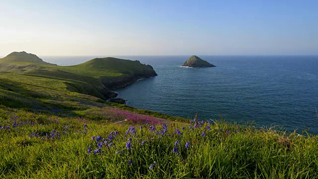 春天日落时的岩石海岸，英国康沃尔郡，瓦德布里奇，英国，欧洲视频素材