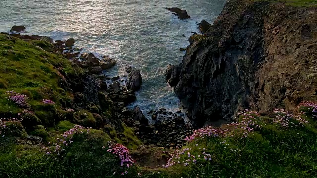 春天日落时的岩石海岸，英国康沃尔郡，瓦德布里奇，英国，欧洲视频素材