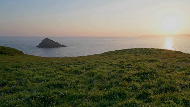 春天日出时的草原海岸，英国康沃尔郡，瓦德布里奇，英国，欧洲视频素材