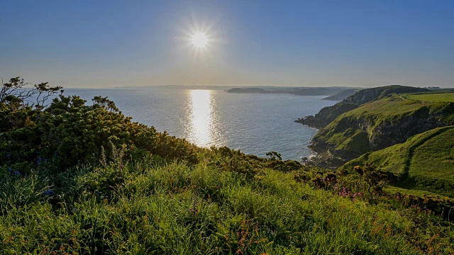 春天日出时的岩石海岸，英国康沃尔郡，瓦德布里奇，英国，欧洲视频素材