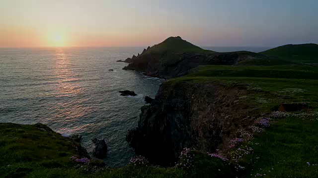 春天日落时的岩石海岸，英国康沃尔郡，瓦德布里奇，英国，欧洲视频素材