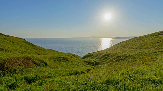 春天日出时的草原海岸，英国康沃尔郡，瓦德布里奇，英国，欧洲视频素材