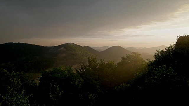 日出雨后景观，Vorderweidenthal, Pfälzerwald，莱茵兰-普法尔茨，德国视频素材