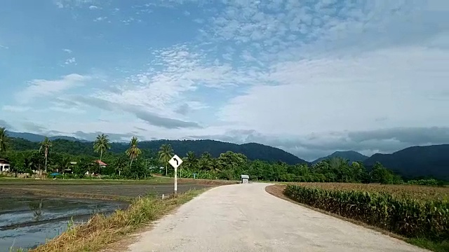 在乡村道路上开车视频素材