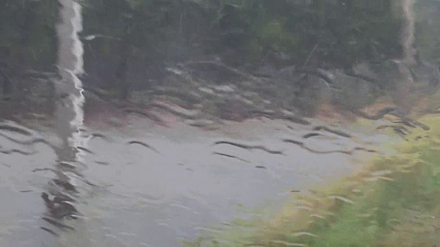 乡村道路上有雷雨的挡风玻璃。视频素材