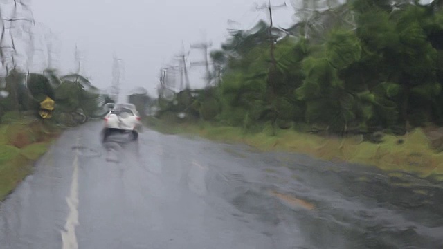 乡村道路上的雨点落在挡风玻璃上。视频素材