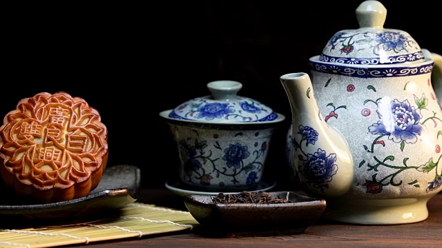 中秋节期间向朋友或家人聚会赠送月饼/月饼/月饼上的汉字在英语中代表“双白”视频素材