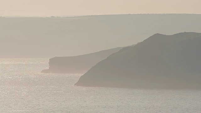 日落时的岩石海岸，Rumps，瓦德布里奇，康沃尔，英格兰，英国，欧洲视频素材