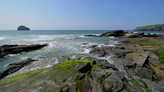 春天的岩石海岸，特里巴维斯海滩，康沃尔，英格兰，英国，欧洲视频素材