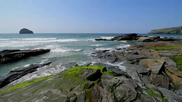 春天的岩石海岸，特里巴维斯海滩，康沃尔，英格兰，英国，欧洲视频素材