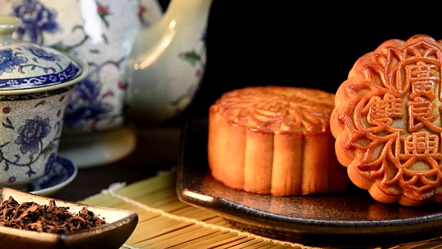 中秋节期间向朋友或家人聚会赠送月饼/月饼/月饼上的汉字在英语中代表“双白”视频素材