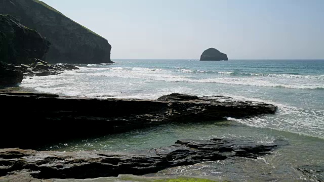 春天的岩石海岸，特里巴维斯海滩，康沃尔，英格兰，英国，欧洲视频素材