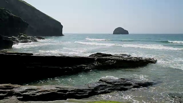 春天的岩石海岸，特里巴维斯海滩，康沃尔，英格兰，英国，欧洲视频素材