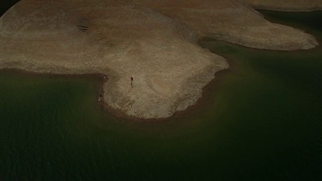 宽高角度俯瞰妇女在湖/鲍威尔湖，犹他州，美国视频素材