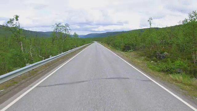 挪威，下雨天的山路和壮观的天空视频素材