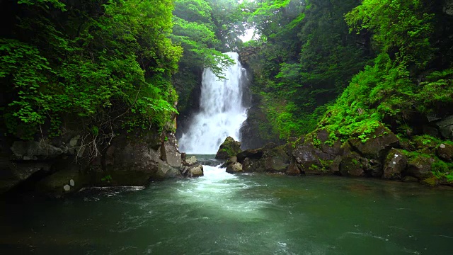 野野白崎瀑布视频素材