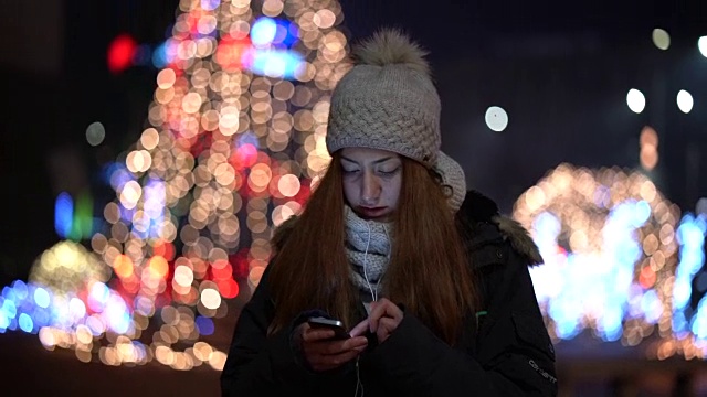 城里有个女人在圣诞夜发短信视频素材