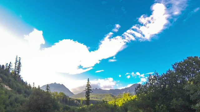 高耸的塔特拉斯山脉有着蓝天白云的风景视频素材