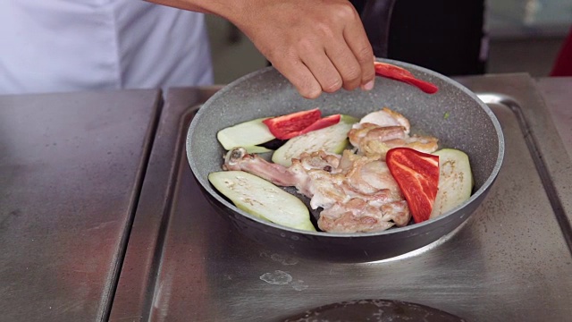 厨师烹饪和煎炸，慢动作视频素材