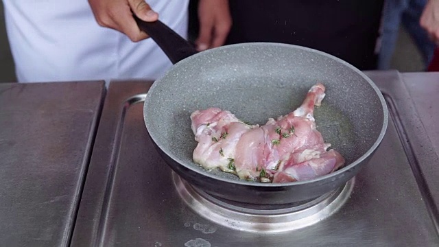 厨师烹饪和煎炸，慢动作视频素材