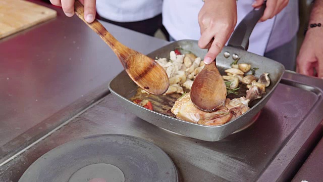 厨师烹饪和煎炸，慢动作视频素材