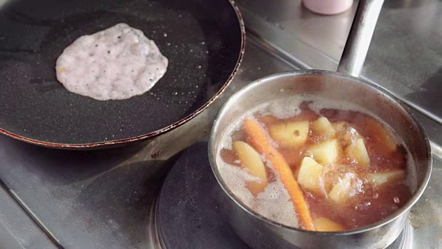 厨师烹饪和煎炸，慢动作视频素材