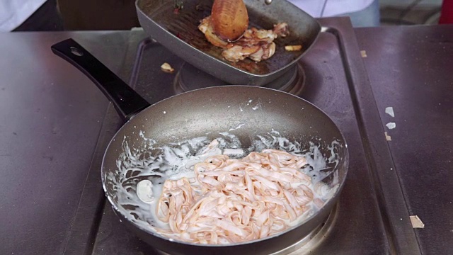 厨师烹饪和煎炸，慢动作视频素材