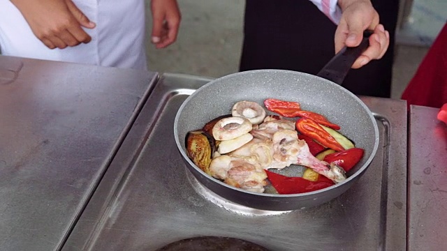 厨师烹饪和煎炸，慢动作视频素材