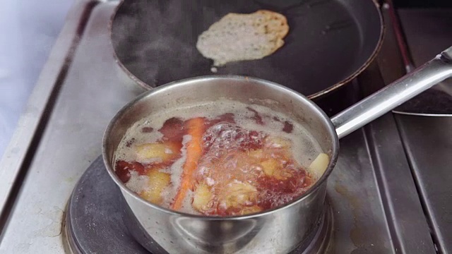 厨师烹饪和煎炸，慢动作视频素材