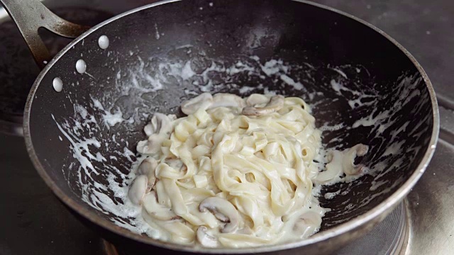 厨师烹饪和煎炸，慢动作视频素材