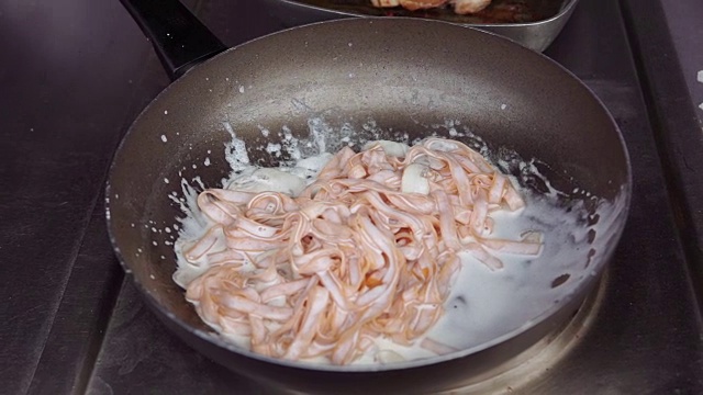 厨师烹饪和煎炸，慢动作视频素材