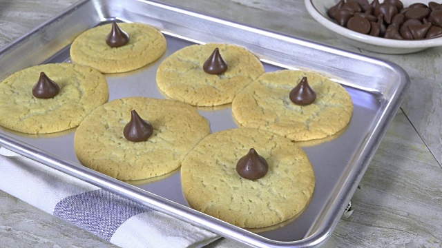 用巧克力糖果装饰饼干视频素材