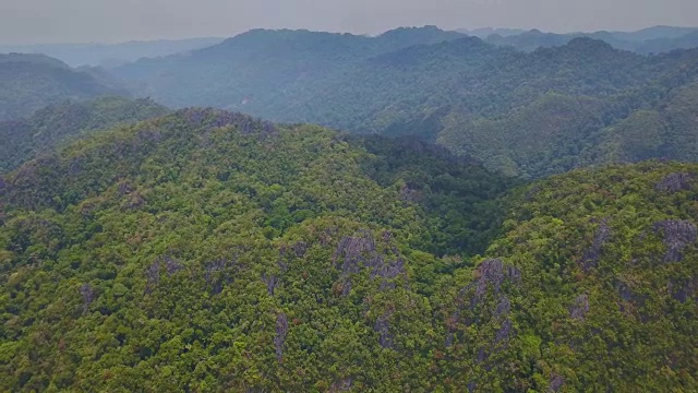 航空拍摄的绿色山谷和山在泰国南部视频素材