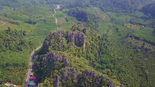 航空拍摄的绿色山谷和山在泰国南部视频素材