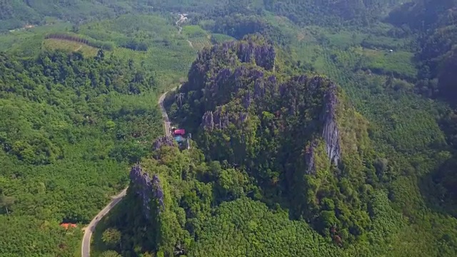 航空拍摄的绿色山谷和山在泰国南部视频素材