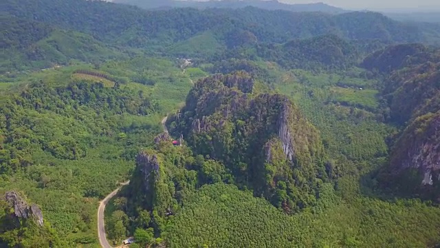 航空拍摄的绿色山谷和山在泰国南部视频素材