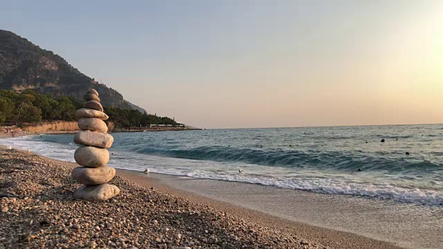 禅宗平衡鹅卵石，和谐和平衡视频素材