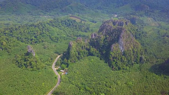 航空拍摄的绿色山谷和山在泰国南部视频素材