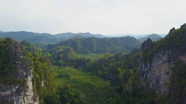 航空拍摄的绿色山谷和山在泰国南部视频素材