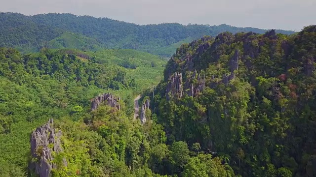 航空拍摄的绿色山谷和山在泰国南部视频素材