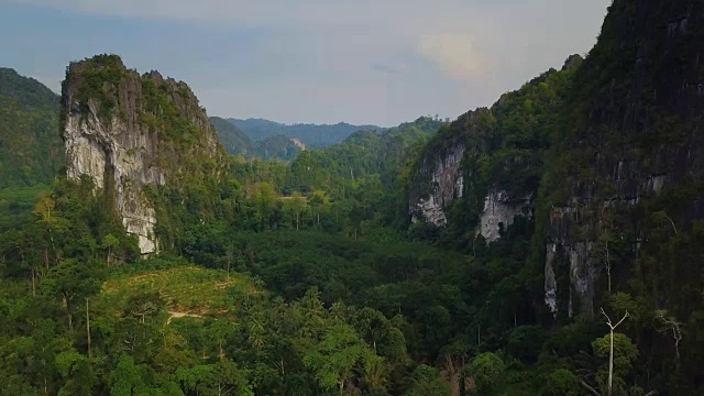 航空拍摄的绿色山谷和山在泰国南部视频素材