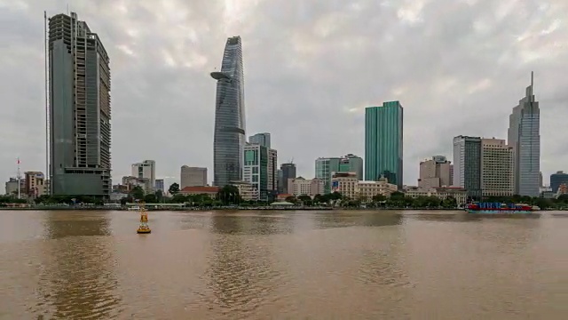 胡志明市天际线和摩天大楼的4K时间间隔在胡志明市市中心的心脏业务中心。越南胡志明市西贡河上的城市全景，从白天到晚上视频素材